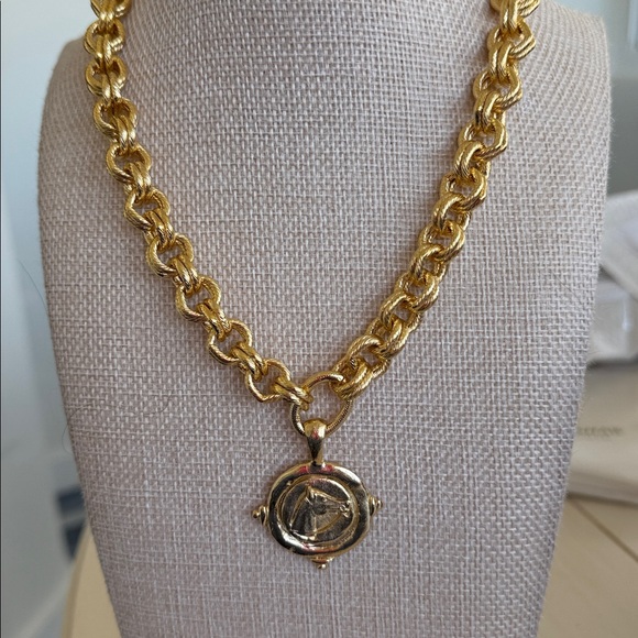 Elegant Gold Chain Necklace - Picture 3 of 3